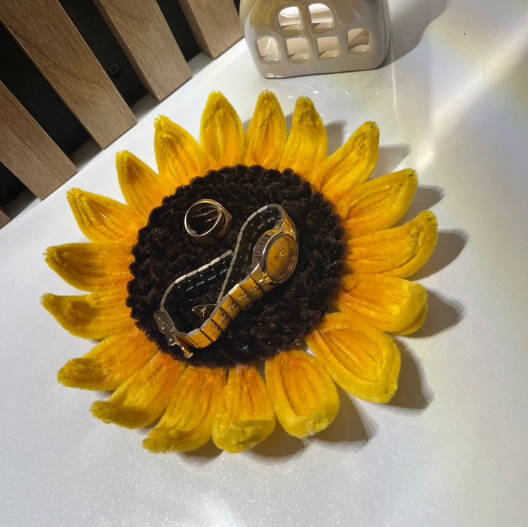 جای اکسسوری آفتابگردونی، دستساز و خاص مخملی