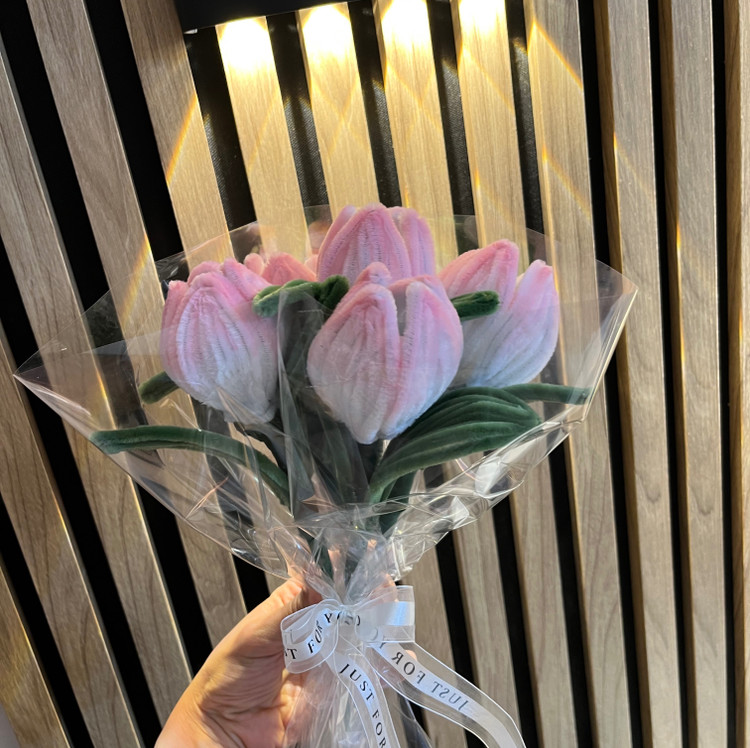 دسته گل لاله ی مخملی / هدیه خاص روز دختر